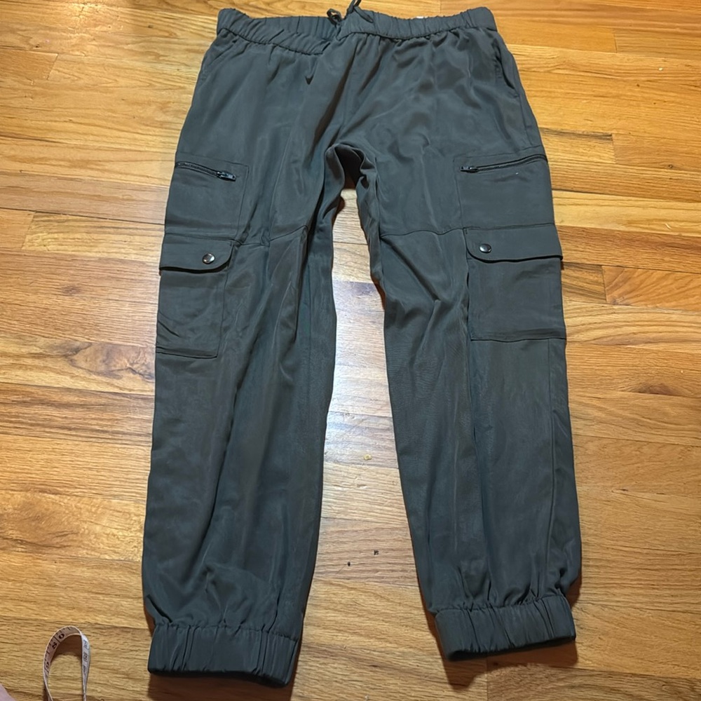 Banana Republic women’s cargo jogger pants- army green size Medium